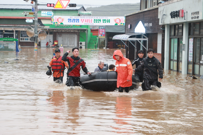 #1. 251203 보도사진2-1(대의면 수해 현장에서 구조에 나선 군-경찰-소방공무원들) (1)