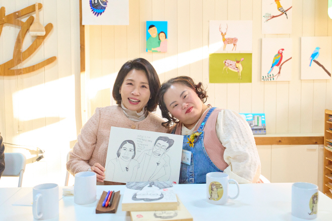 김혜경 여사, 정은혜 작가 전시 관람<YONHAP NO-3217>