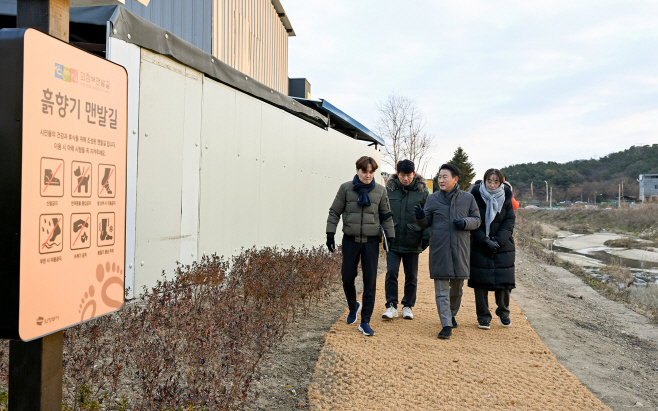 1.생태하천과(도심 속 건강쉼터, 의정부시 하천 맨발길 개방)1