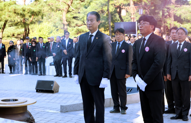 참배하는 권오을 국가보훈부 장관<YONHAP NO-3648>