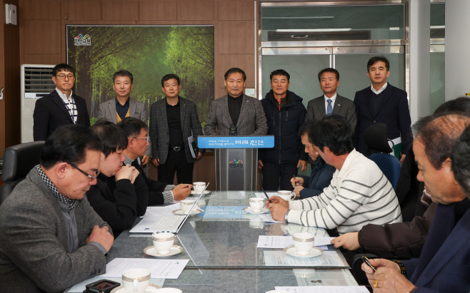 12-04 진안군, 농어촌기본소득 시범사업 유치 총력에도 아쉬운 결과 속 새로운 도전 멈추지 않는다(전춘성 진안군수 브리핑 사진) (1)
