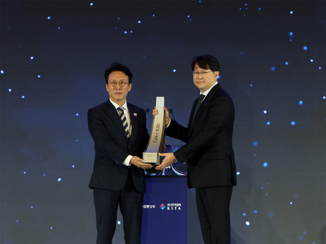 [사진] 한미반도체, 3억불 수출의 탑 수상_20251204