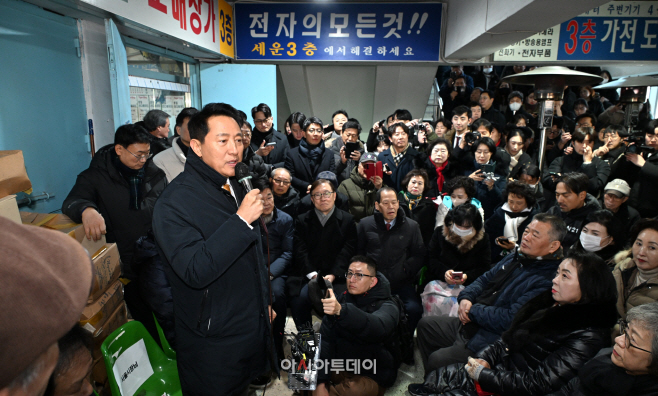 사진5. 4일(목) 오전 오세훈 시장이 세운상가에서 진행된 주민간담회에서 녹지생태도심 재창조 필요성을 설명하고 있다.