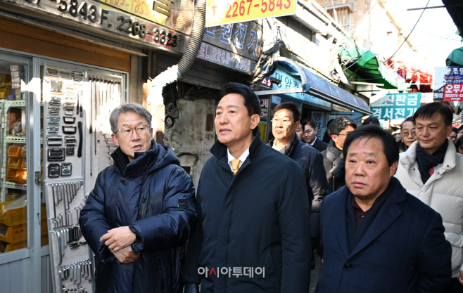 사진1. 4일(목) 오전 오세훈 시장이 세운2구역을 방문해 노후된 세운지구 현황을 살펴보고 있다.