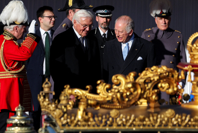 TOPSHOT-BRITAIN-GERMANY-ROYALS-DIPLOMACY <YONHAP NO-2957> (AFP)