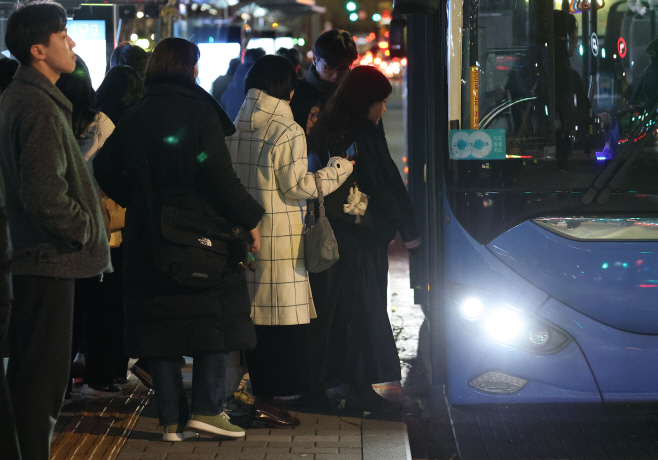 추운 퇴근길<YONHAP NO-5601>