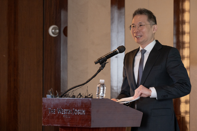 OpenAI 코리아 기자간담회에서 발표하는 김경훈 총괄 대표_1