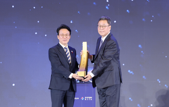 김민석 국무총리가 4일 서울 강남구 코엑스에서 열린 제62회 무역의날 기념식에서 이규복 현대글로비스 대표이사에게 60억달러 수출의 탑을 수여하고 있다.