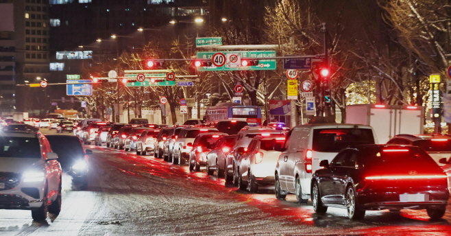 폭설에 밤 늦게까지 도로 마비