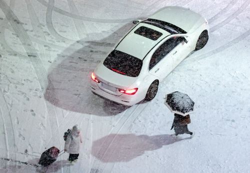 갑작스런 폭설로 인도와 도로 경계가 사라진 길<YONHAP NO-5471>