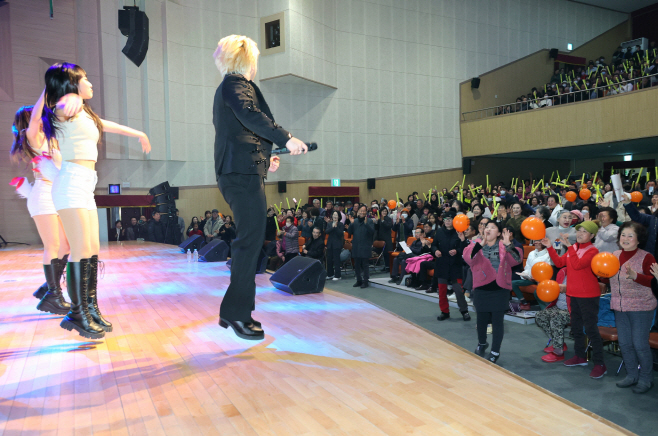 송년음악회가 열린 괴산문화예술회관에 모인 주민들이 공연을 즐기며 박수를 보내고 있다.