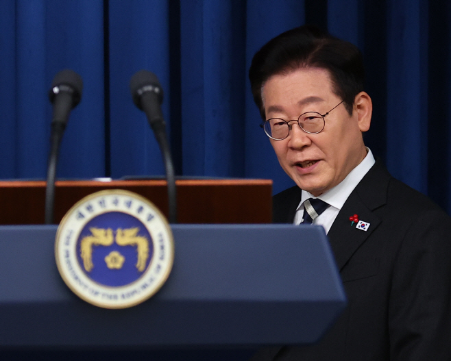 브리핑룸 입장하는 이재명 대통령