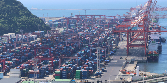 수출입 화물이 쌓여 있는 부산항 신선대부두<YONHAP NO-3377>