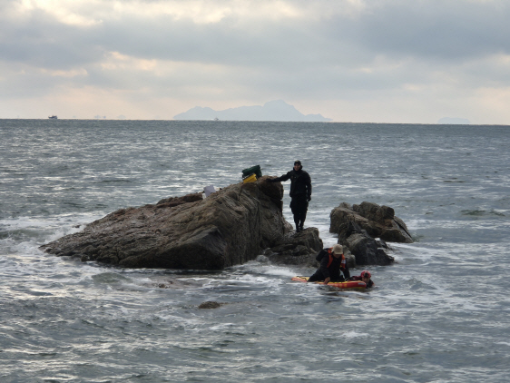 평택해경, 갯바위 낚시 고립자 3명 구조