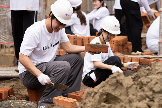 [사진1] LG전자 라이프스굿 봉사단 미얀마 봉사 활동