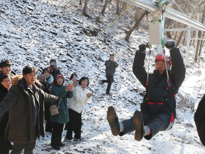 01.3 청주시, 옥화자연휴양림에 333m 규모 짚트랙 준공. 사진(시승행사)