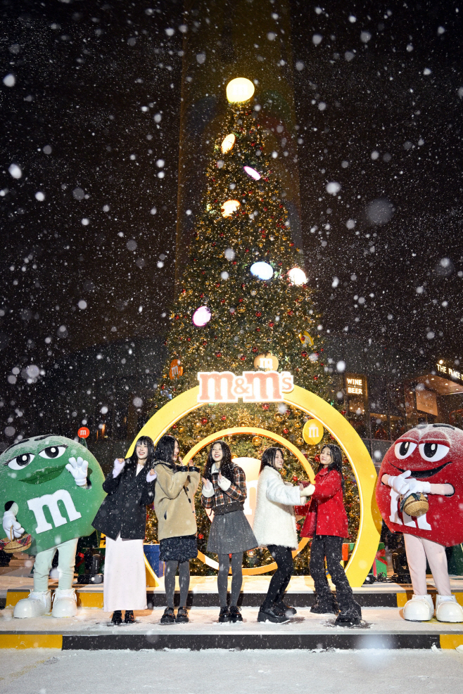 엠앤엠즈 매지컬 홀리데이_트리와 함께 하는 아일릿