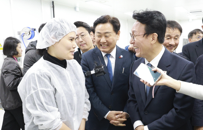 2025-12-05 김민석 국무총리 익산 국가식품클러스터 식품기업 창업지원 현장방문-11