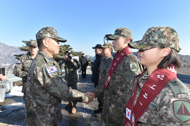 진영승 합참의장, 장병 격려<YONHAP NO-4819>