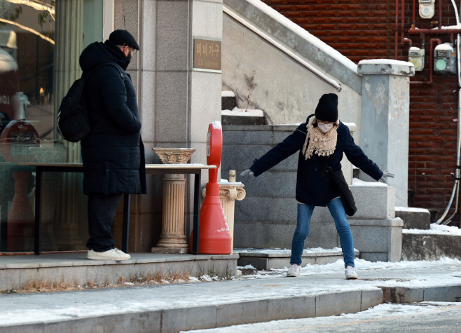 빙판길 피하기<YONHAP NO-3301>