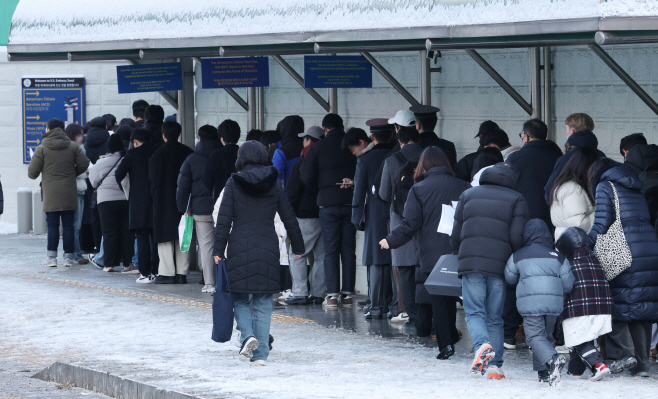 미국대사관 찾은 시민들<YONHAP NO-5522>