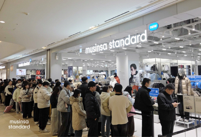 [무신사 사진자료] 지난 11월 27일 오픈한 무신사 스탠다드 스타필드 고양점에 입장을 기다리는 고객들