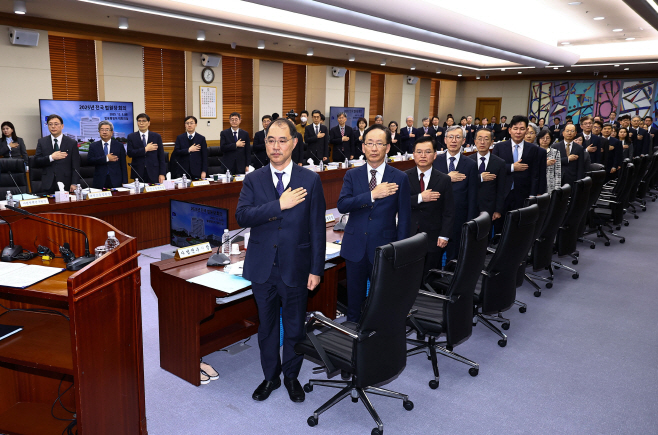 국기에 경례하는 전국법원장회의 참석자들<YONHAP NO-5150>