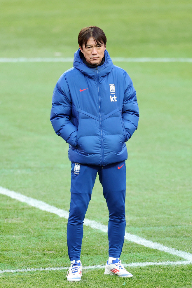 가나전 앞두고 훈련 지켜보는 홍명보 감독