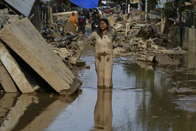 TOPSHOT-INDONESIA-WEATHER-CLIMATE-FLOOD <YONHAP NO-5106> (AFP)