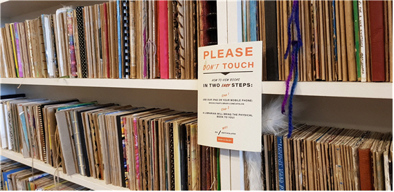 열람방법을 안내하는 브루클린 아트 도서관 안내판