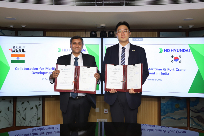 사진2. HD현대가 인도 국방부 산하 국영기업 ‘BEML’ 社와 ‘크레인 사업협력 확대를 위한 업무협약’을 체결했다(왼쪽부터 샨타누 로이(Shantanu Roy) BEML 회장, 최한내 HD한국조선해양 기획부문장).