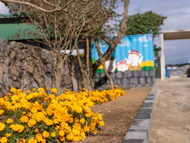 입구부터 시작되는 꽃길