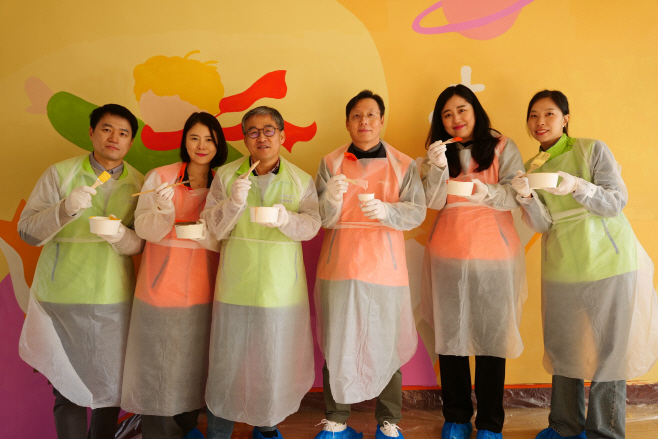 [사진-1]미래에셋증권 과학기술인공제회 벽화 그리기 봉사활동