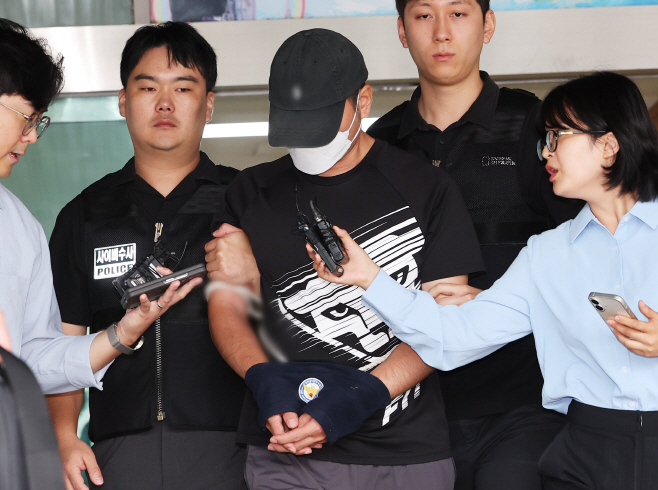 'KT 소액결제' 사건 피의자 A씨 영장실질심사<YONHAP NO-4355>