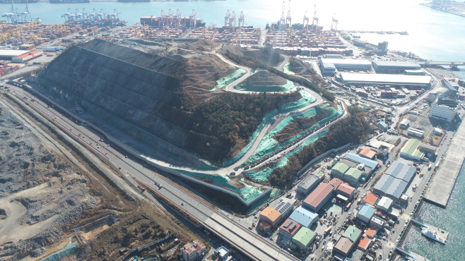 [251208 보도사진] 신항 북컨테이너 2단계 항만배후단지 조성공사 현장 전경