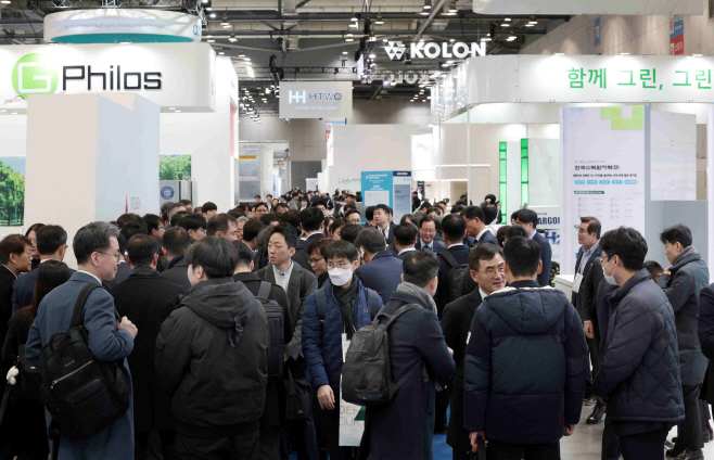 [사진자료 4] WHE 2025 행사장 전시장에 모인 참관객들