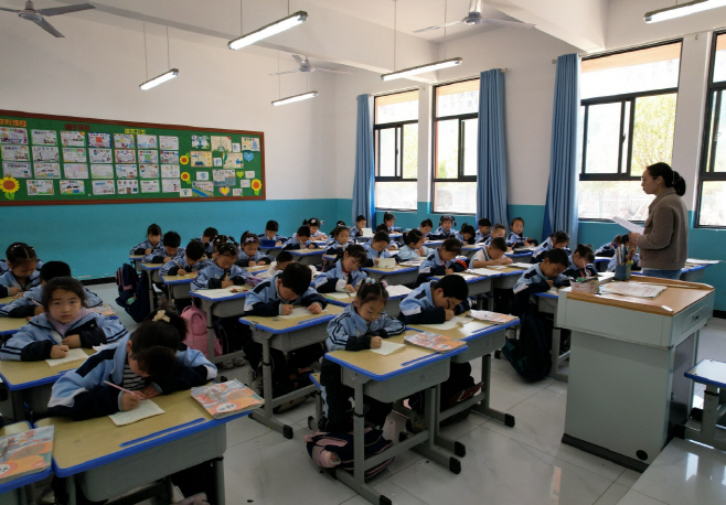 세라젬 '희망소학교' 17호 기증 기자재 수업