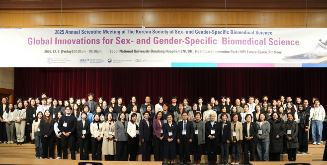 [사진] 대한성차의과학회 학술대회 주요 참석자들이 기념사진을 촬영하고 있다