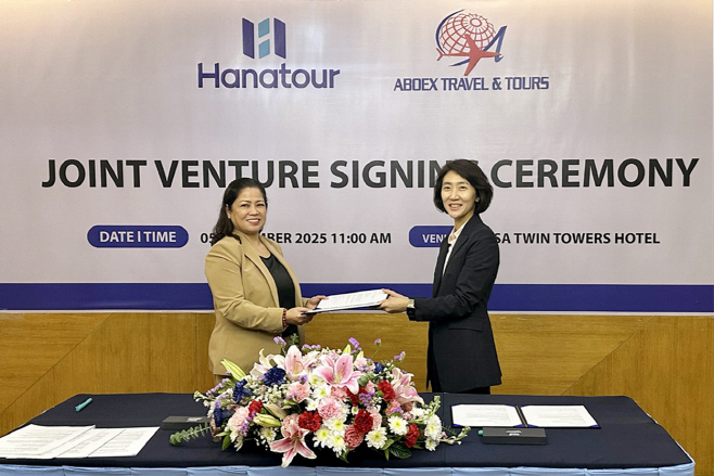 [하나투어 사진자료]지난 5일 필리핀 현지에서 진행된 JV 협약식에서 송미선 하나투어 대표이사(오른쪽)와 카렌 S. 산토스 ABOEX 대표이사가 기념촬영을 하고 있다.