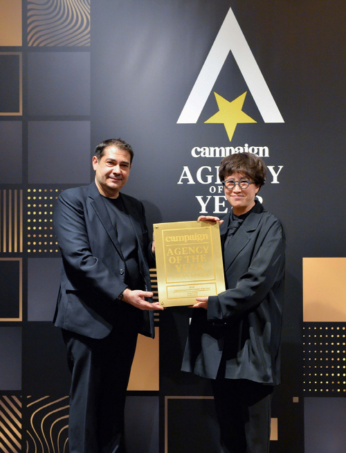 [사진] Campaign Asia '올해의 에이전시' 시상식에서 '크리에이티브 리더'를 수상하는 김정아 이노션 대표이사 (1)