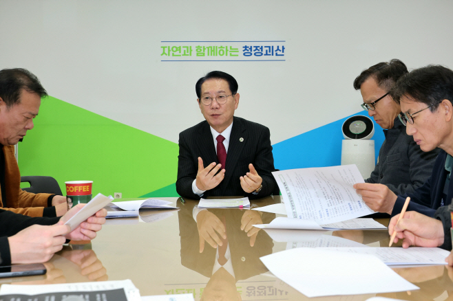 8일 괴산군청 브리핑룸에서 송인헌 군수가 민생안전지원금 지급 계획을 발표하고 있다 (2)