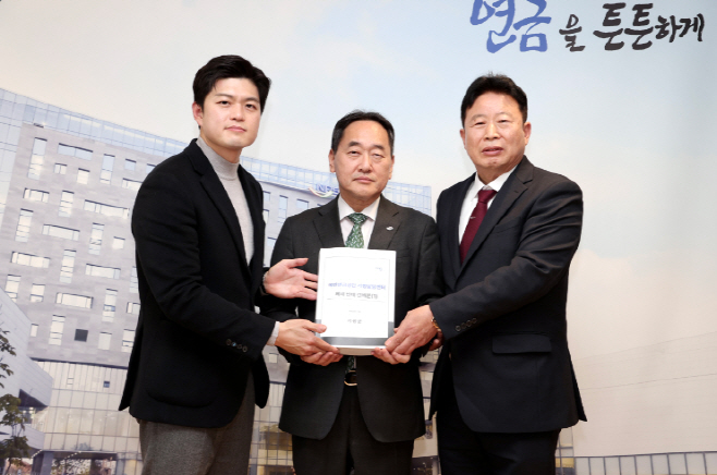 서태원 가평군수(사진 맨 오른쪽)와 김용태 국회의원(사진 맨 왼쪽)이 8일 전북 전주에 위치한 국민연금공단 본사를 방문해 김태현 이사장에게 ‘국민연금공단의 가평상담센터 폐쇄 반대 건의문’을 직접 전달하고