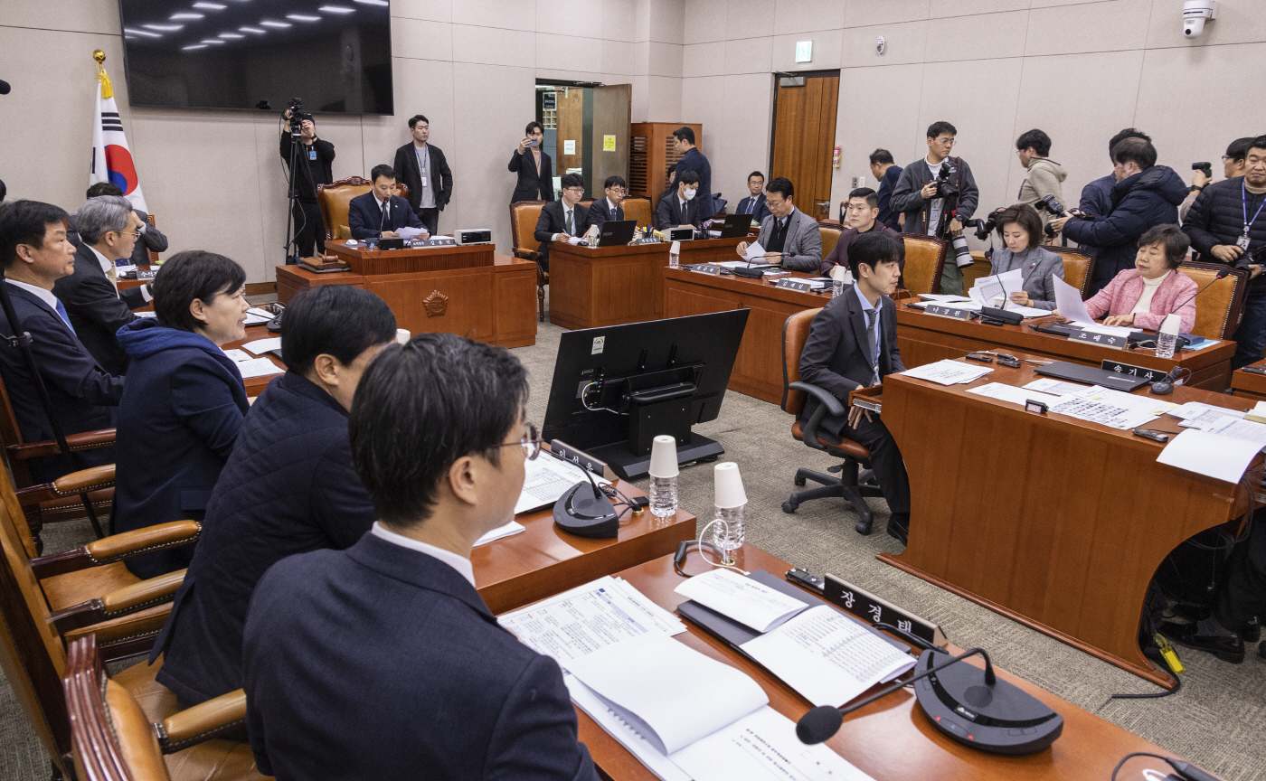 국회 법사위 법안심사제1소위 안건 설명하는 김용민 소위 위원장