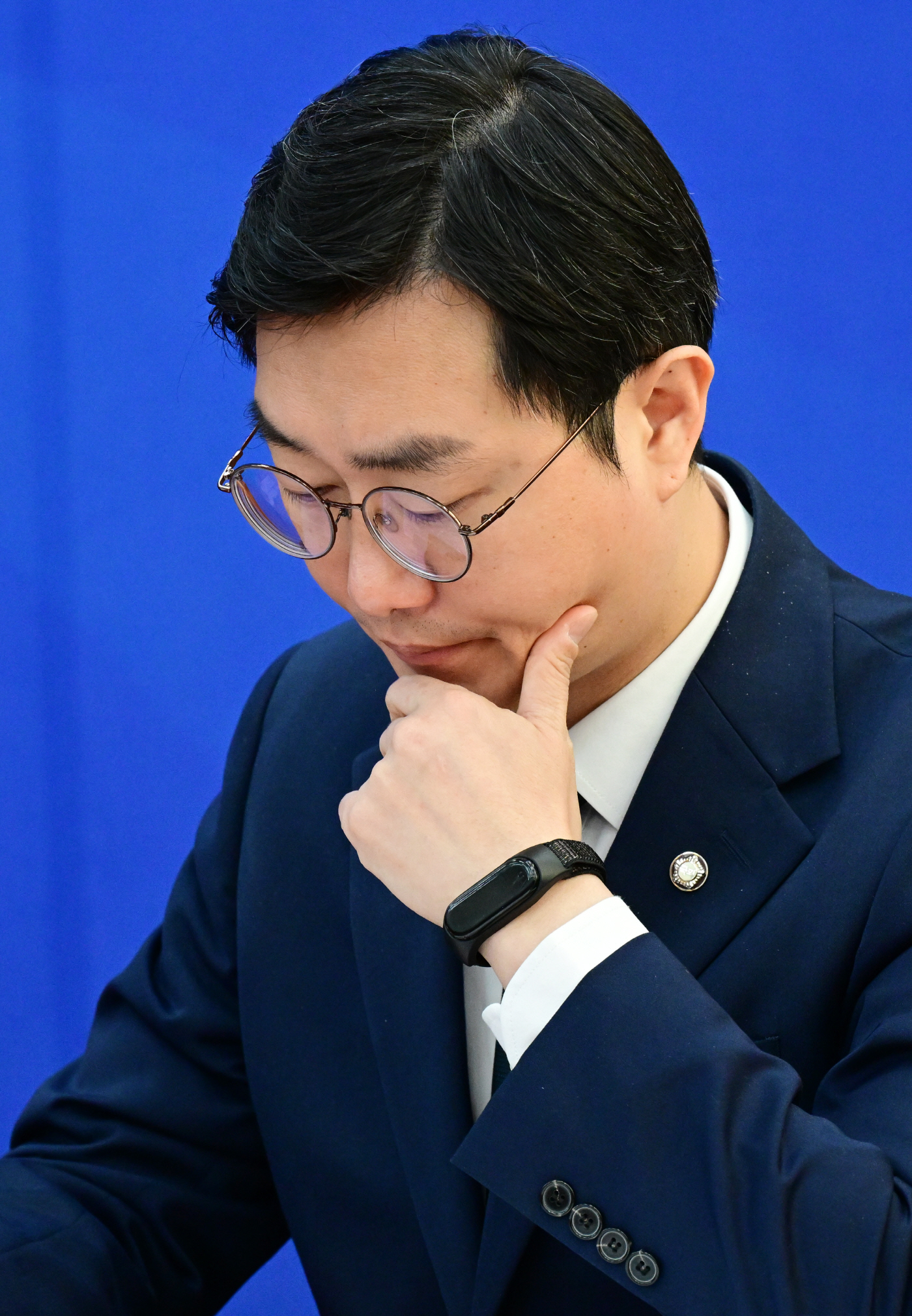 [포토] 생각에 잠긴 장경태 민주당 의원