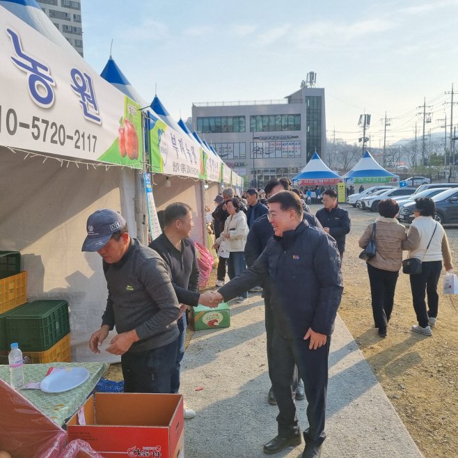 (밀양농협)보도자료 - 밀양농협, 얼음골사과 홍보 및 직거래장터 할인 판매행사 실시 사진1