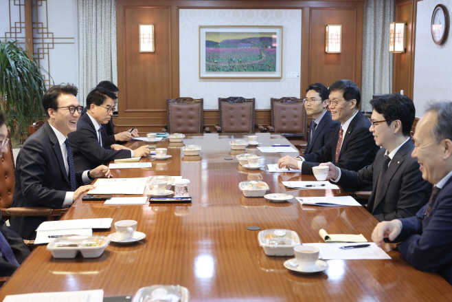 김민석 총리, 이창용 한은총재와 경제현안 관련 ...<YONHAP NO-2574>