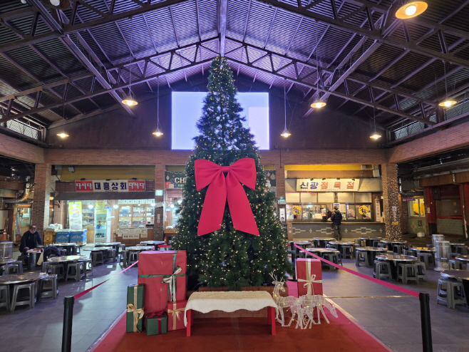 예산군 예산상설시장, 겨울밤 밝히는 크리스마스 트리 설치