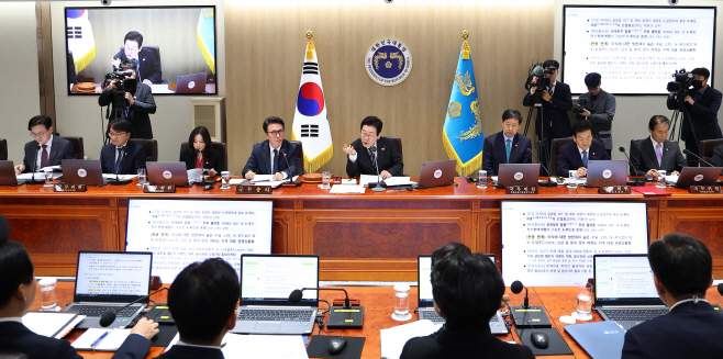 이재명 대통령, 국무회의 주재<YONHAP NO-3025>