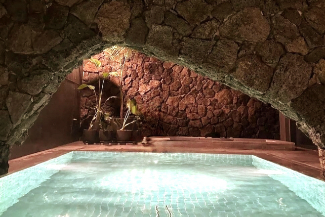 사진1. 제주의 돌담 아래 온기를 담은 숙소(한국 제주)