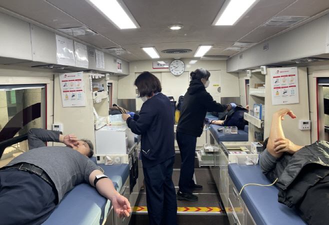 헌혈운동으로 생명 나눔 실천.(청도군청앞 광장)